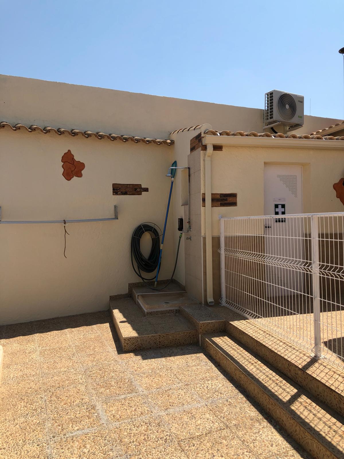 Ducha exterior junto a la piscina