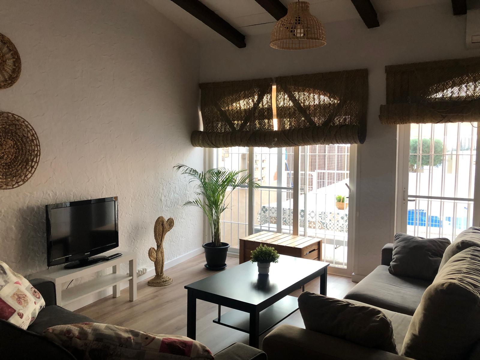 Salón con televisión